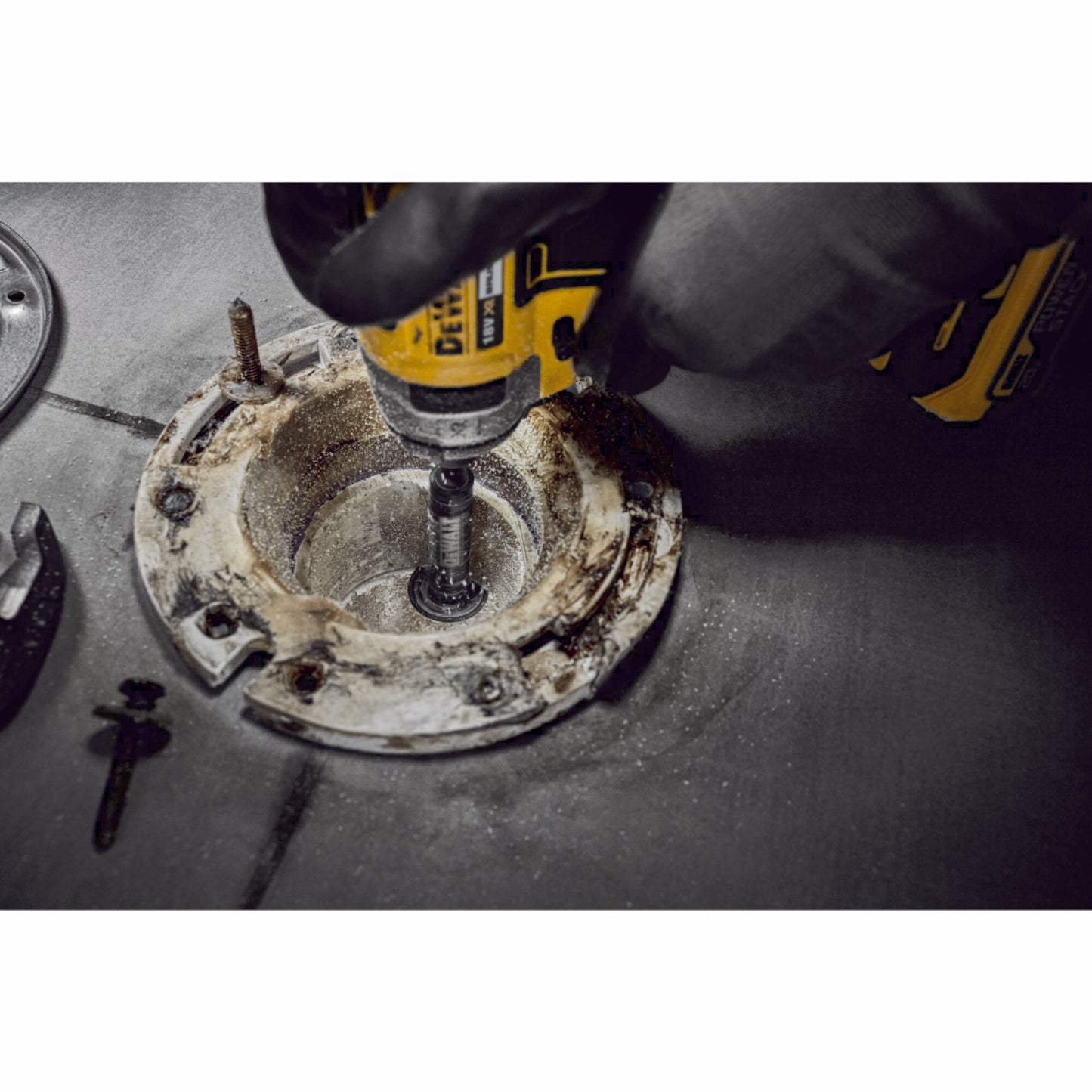 DeWalt DT20563 Innenrohrschneider wird genutzt um ein schmales Rohr innerhalb eines größeren Rohrs zu schneiden
