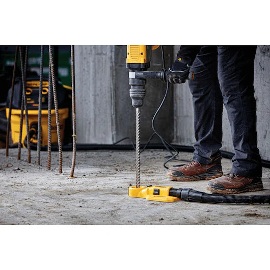 Dewalt-DT60825-QZ-Hammerbohrer wird in den Boden gebohrt