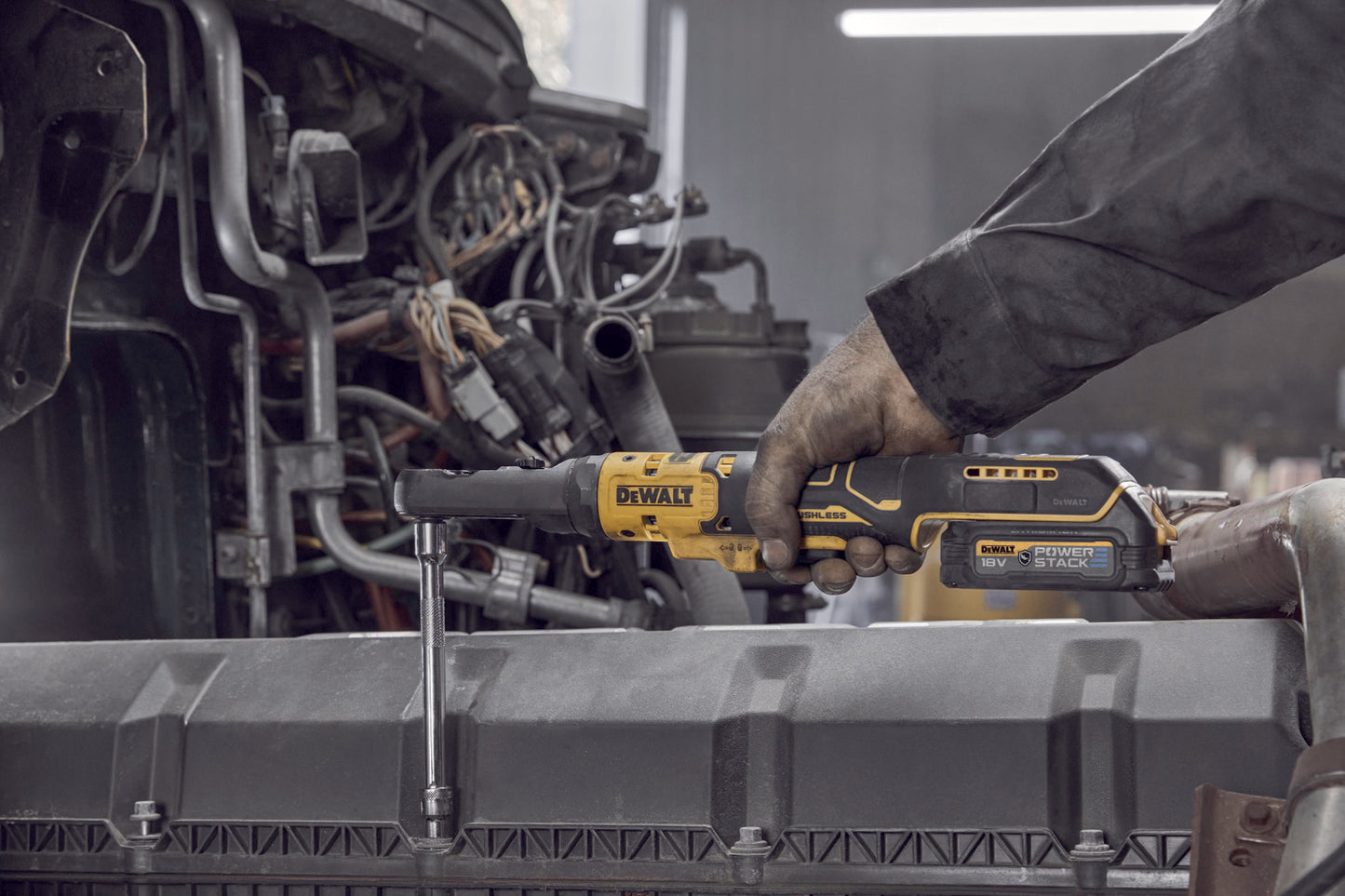 Dewalt DCF510N Akku-Ratsche in Aktion an einem Motorblock