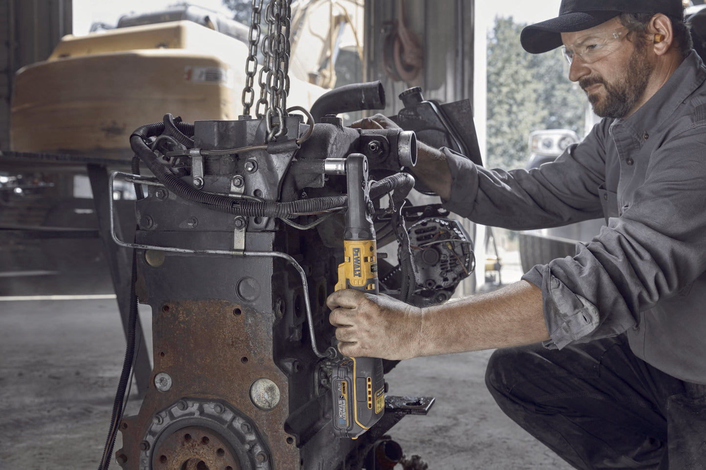 Dewalt DCF510N Akku-Ratsche wird von einem Mechaniker an einem Motorblock verwendet