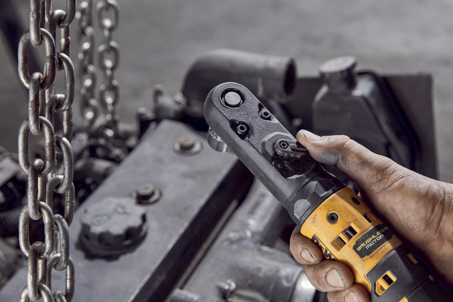 Dewalt DCF510N Akku-Ratsche vor einem Motorblock