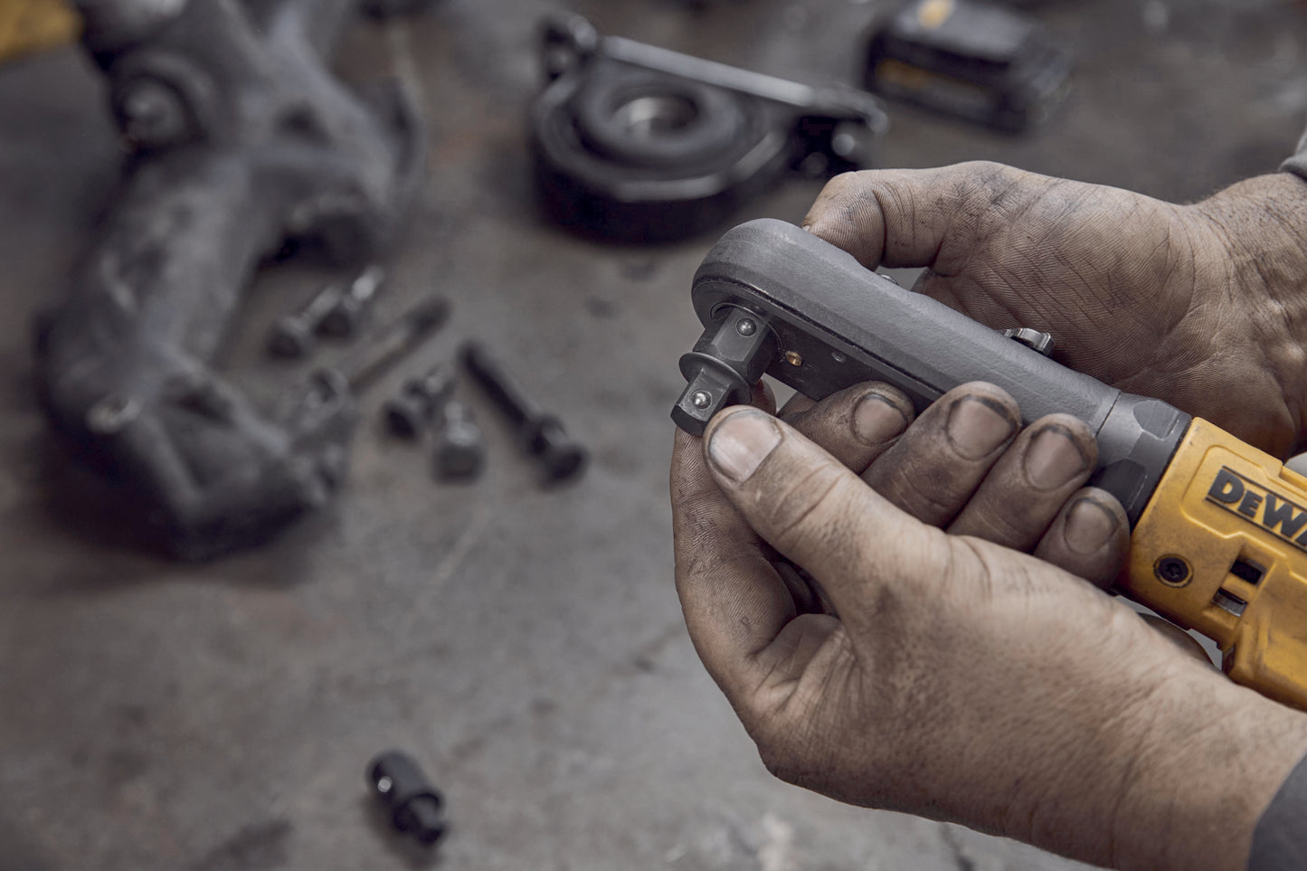 Zwei Hände halten die Dewalt DCF510N Akku-Ratsche
