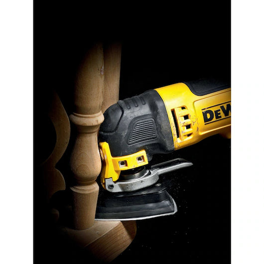 Dewalt DT20731 Multitool schleift ein Holzwerkstueck