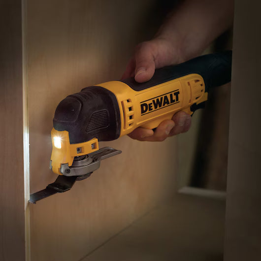 Dewalt DT20731 Multitool schneidet in einem Schrank