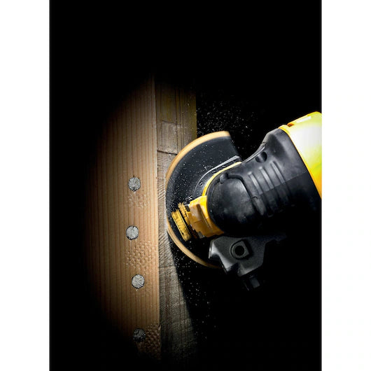 Dewalt Multitool DCS353NT-XJ mit DT20711 Sgmentsaegeblatt schniedet in Holz und Nägel