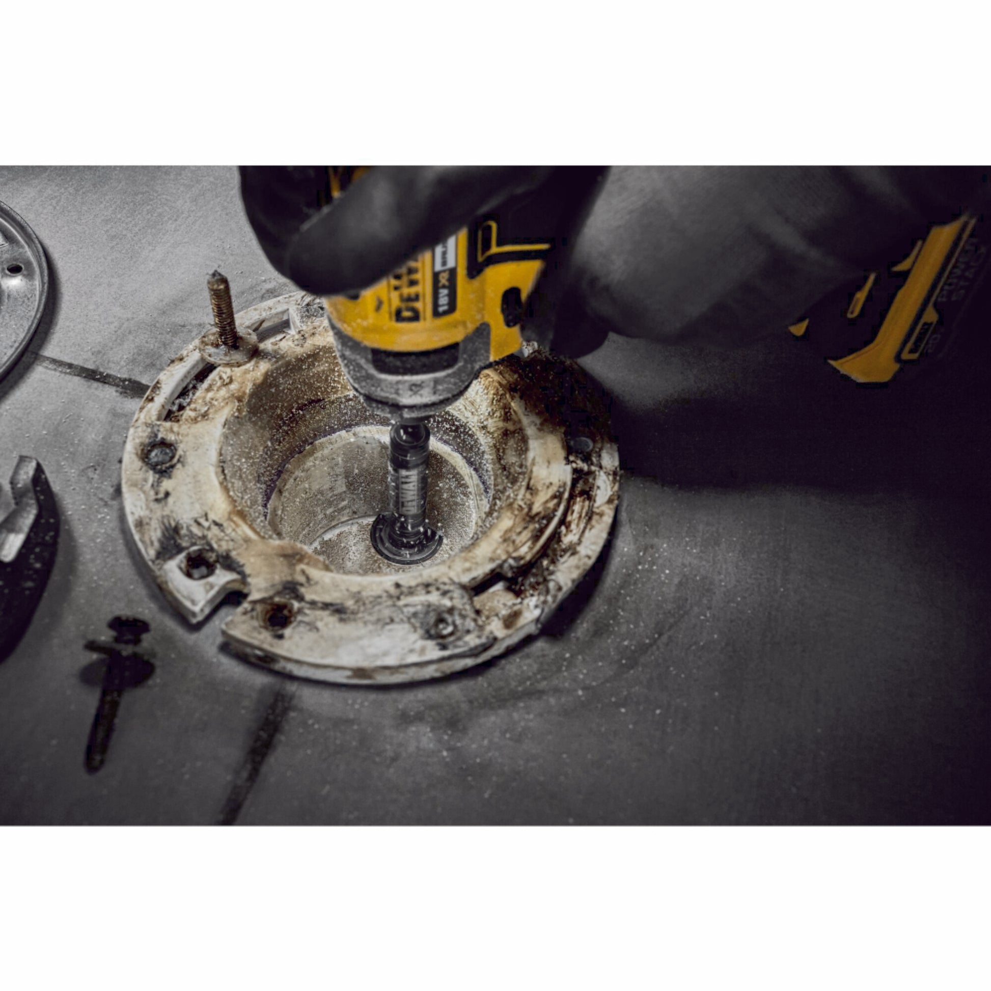 DeWalt DT20563 Innenrohrschneider wird genutzt um ein schmales Rohr innerhalb eines größeren Rohrs zu schneiden