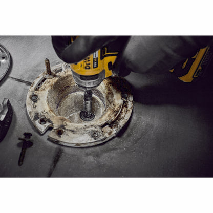DeWalt DT20563 Innenrohrschneider wird genutzt um ein schmales Rohr innerhalb eines größeren Rohrs zu schneiden