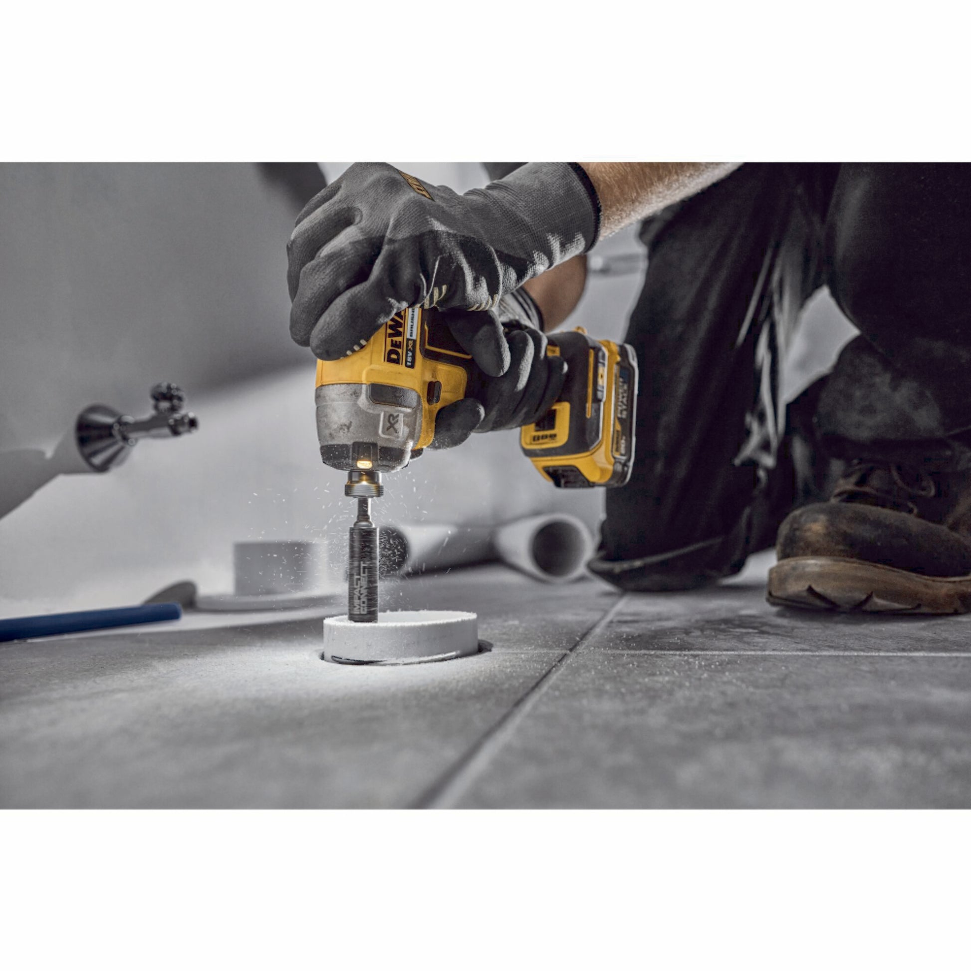 DeWalt DT20563 Innenrohrschneider wird genutzt um ein PVC Rohr bodenbündig abzuschneiden