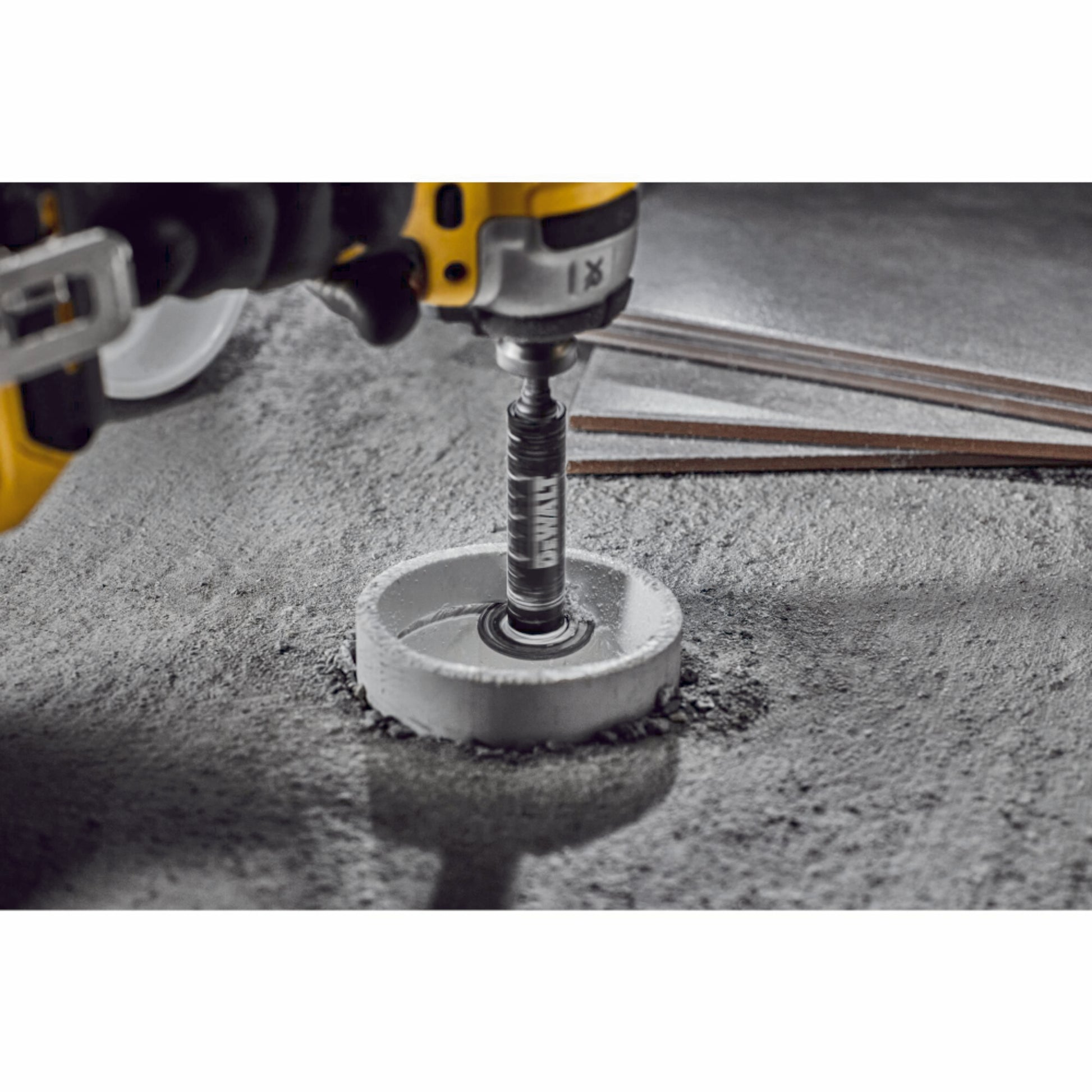 DeWalt Innenrohrschneider DT20563 schneidet ein PVC Rohr bodenbündig ab