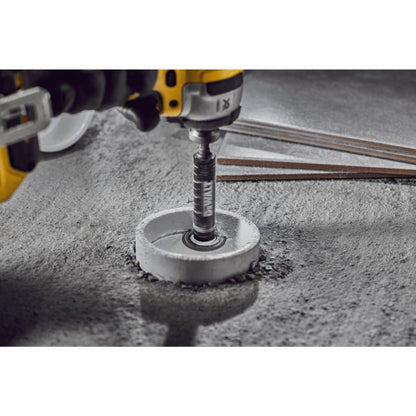 DeWalt Innenrohrschneider DT20563 schneidet ein PVC Rohr bodenbündig ab