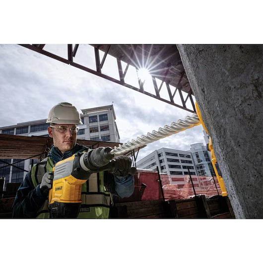 Dewalt-DT60825-QZ-Hammerbohrer wird von einem Handwerker in die Wand gebohrt
