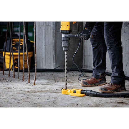 Dewalt-DT60825-QZ-Hammerbohrer wird in den Boden gebohrt