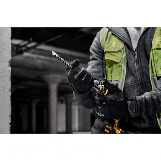 Dewalt-DT8933-Hammerbohrer-SDS-plus der gerade auf einem Bohrhammer montiert wird