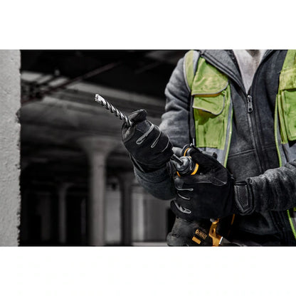 Dewalt-DT8933-Hammerbohrer-SDS-plus der gerade auf einem Bohrhammer montiert wird