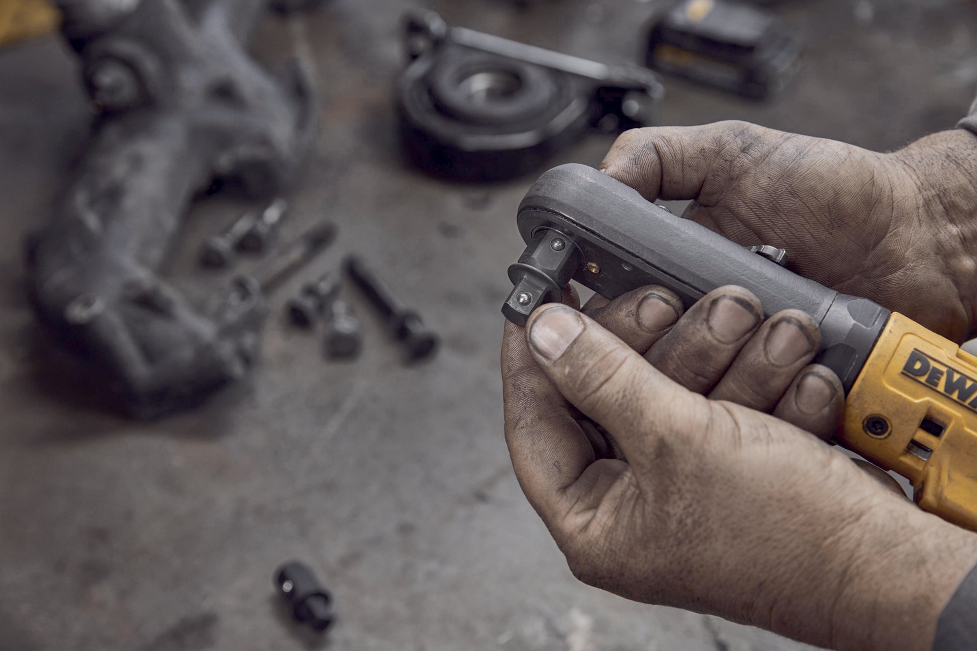 Zwei Hände halten die Dewalt DCF510N Akku-Ratsche 