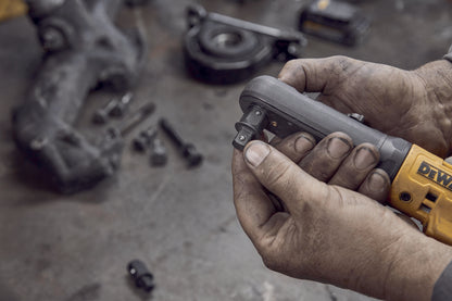 Zwei Hände halten die Dewalt DCF510N Akku-Ratsche 