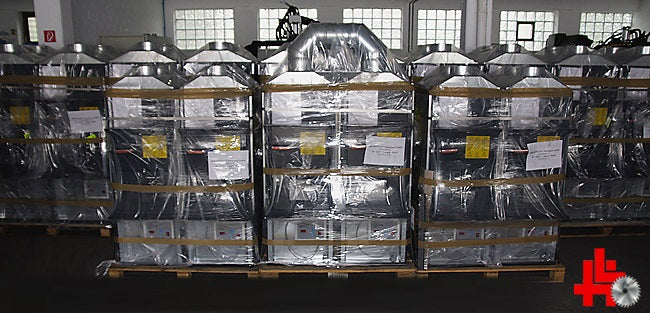 mehrere originalverpackte Fabbri Öfen in einem Lager bei höchsmann maschinen in Langen