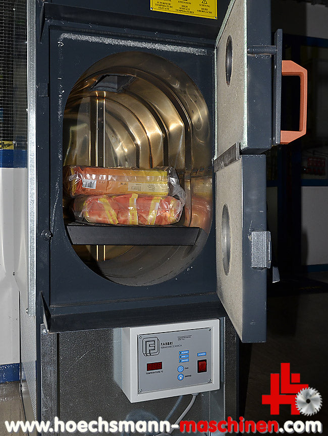 Brennkammer eines Fabbri f28CV Werkstattofens gefüllt mit Holzanzünder